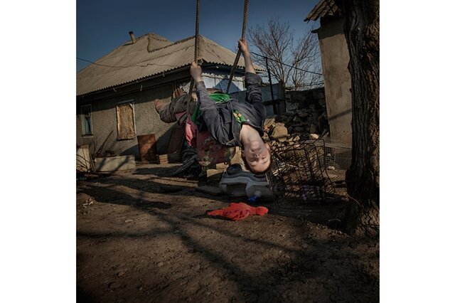 <p>
	<strong>Ehrenvolle Erwähnung: Moldawien - in einem Grenzland geboren</strong></p>
<p>
	Aus kaum einem anderen Land in Europa sind so viele Mütter und auch Väter in die Fremde gegangen, um sich dort zu verdingen. Manche Dörfer werden zu Geistergemeinden, Schulen schließen, Fenster werden vernagelt. Kindheit in den Dörfern Moldawiens: Nach UNICEF-Schätzungen bedeutet das für mehr als 150.000 Jungen und Mädchen, ohne Vater oder Mutter aufwachsen zu müssen. Zu hoffen, dass es unbeschwerte Momente trotzdem gibt, aber da ist eine Melancholie, die nicht zu vertreiben ist. Åsa Sjöström, 1976 im schwedischen Göteborg geboren, arbeitet seit 2003 als freie Fotografin für diverse Tageszeitungen und ist Mitglied der Agentur Moment. Sie lebt in Malmö. <a href="http://www.unicef.de/ueber-uns/foto-des-jahres2014/ehrenvolle-erwaehnungen/-/asa-sjostrom/67032" target="_blank">Weitere Bilder ...</a></p>
