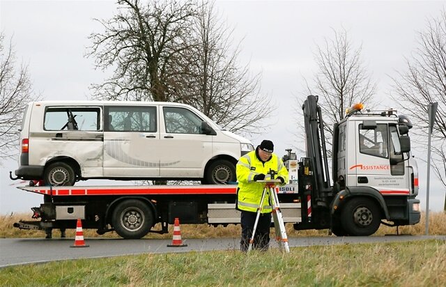 <p>
	Ein mit sechs Kindern besetzter Transporter ist am Donnerstag auf der B 107 bei Seelitz in einen Unfall verwickelt gewesen.</p>
