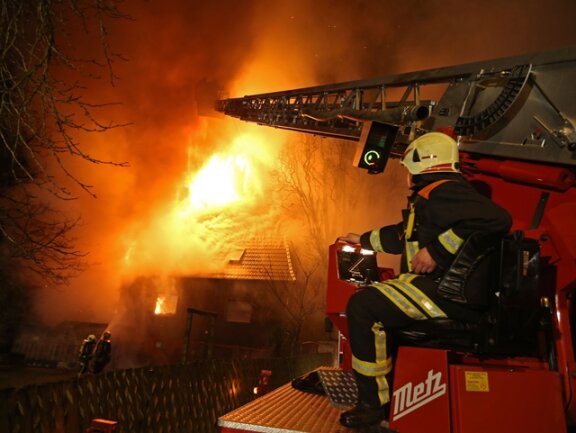 <p>
	Am Ziegeleiweg in Gersdorf stand ein älteres Einfamilienhaus in Flammen.</p>
