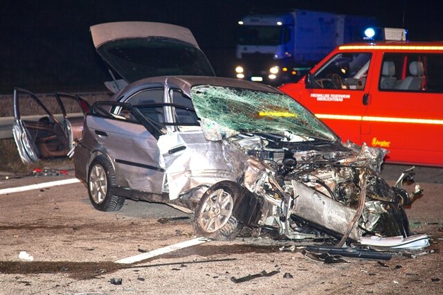 <p>
	Ebenso wurden der Fahrer des VW und des Skoda schwer verletzt in Krankenhäuser abtransportiert.</p>
