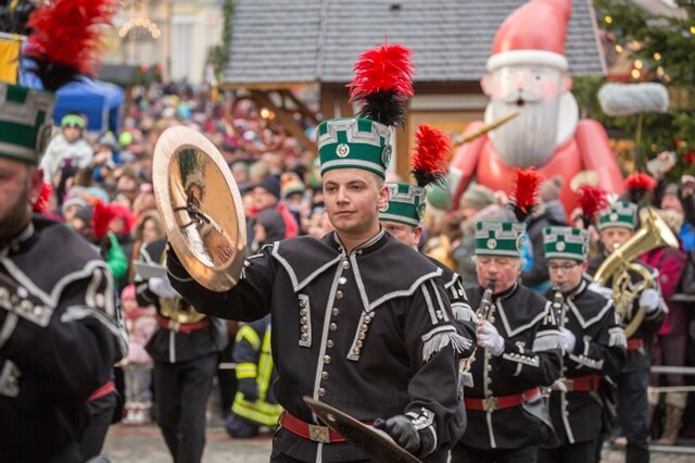 <p>
	Rund 30.000 Schaulustige haben die Abschlussparade am Sonntag in Annaberg-Buchholz verfolgt.</p>
