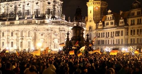 <p>
	Bei ihrer zehnten Demonstration in Folge mobilisierten die „Patriotischen Europäer gegen die Islamisierung des Abendlandes“ (Pegida) am Montagabend in Dresden nach Schätzungen der Polizei rund 17 500 Menschen.</p>
