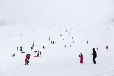 <p>
	... Die Touristen freuten sich über die Weiße Pracht, so ruschelten zahlreiche mit den Schlitten den Skihang am Fichtelberg hinunter.</p>
