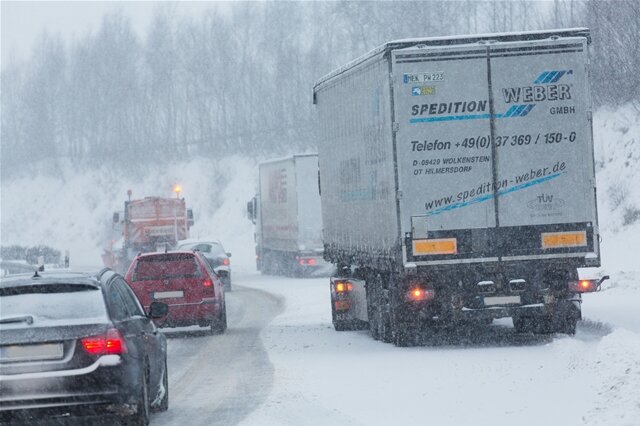 <p>
	Zwischen Weißbach und der Auffahrt B174 gab es starke Schneeverwehungen. Hier reihten sich die Lkw Stoßstange an Stoßstange.</p>
