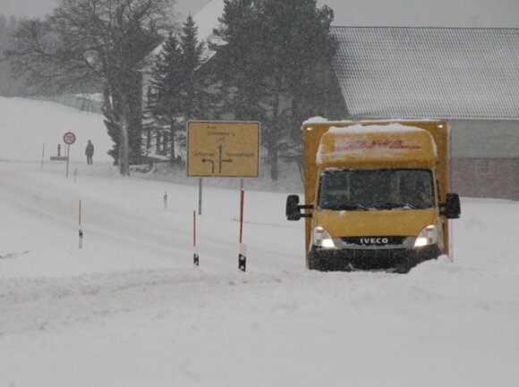 <p>
	Anhaltende Schneefälle haben am Montag auch im Westerzgebirge für verschneite Fahrbahnen bis in die Mittagsstunden gesorgt - wie hier in Schönheide.</p>
