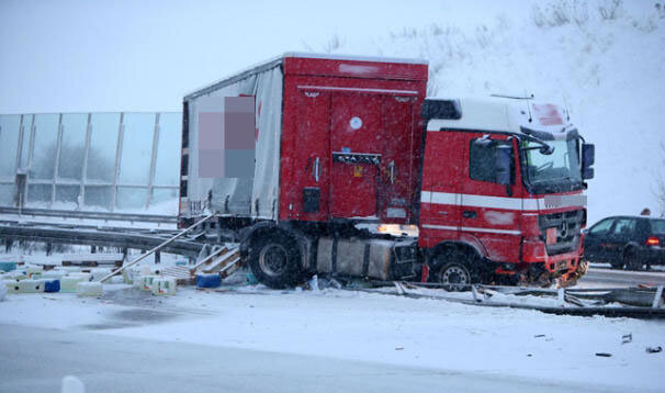 <p>
	Ein verunglückter Gefahrguttransporter hat am Dienstag (30.12.2014) mehrere Stunden lang den Verkehr auf der A4 zwischen Glauchau und Hohenstein-Ernstthal blockiert.</p>

