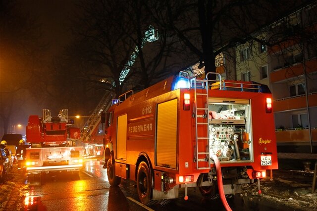 <p>
	Einige Stunden später musste die Feuerwehr zu einem Dachstuhlbrand an die Weststraße ausrücken.</p>
