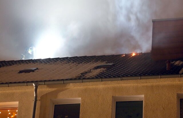 <p>
	Das Feuer griff teilweise auf das Dach eines benachbarten Wohnhauses über. Die Feuerwehr war im Löscheinsatz.</p>

