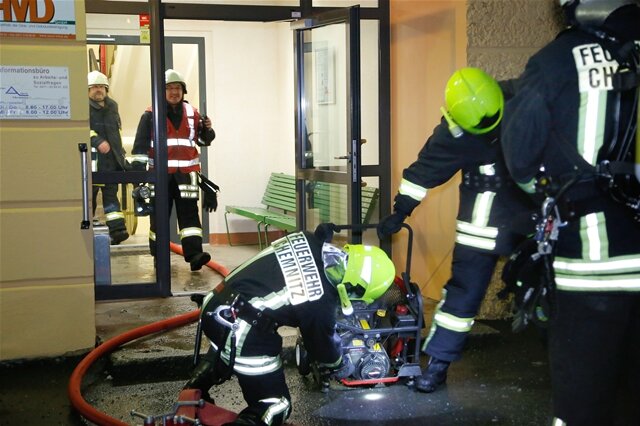 <p>
	Polizeiangaben zufolge war zunächst in der Küche einer Wohnung an der Albert-Köhler-Straße ein Feuer ausgebrochen.</p>
