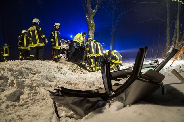 <p>
	Die Freiwillige Feuerwehr Marienberg musste die Fahrerin mit schweren, hydraulischen Geräten aus dem Unfallwagen befreien.</p>

