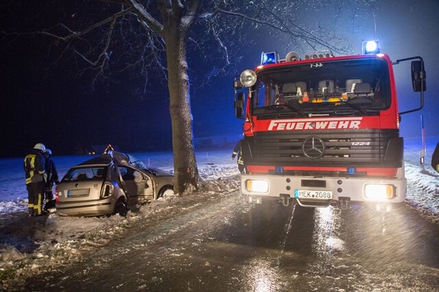 <p>
	Umgehend wurden die Feuerwehren aus Wernsdorf, Pockau und Forchheim alarmiert, die den Mann aus dem Auto befreien konnten.</p>
