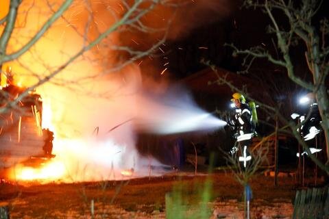 <p>
	Die Berufsfeuerwehr Chemnitz und die Freiwillige Feuerwehr Altchemnitz waren mit rund 20 Mitgliedern vor Ort, um die Flammen zu löschen.</p>
