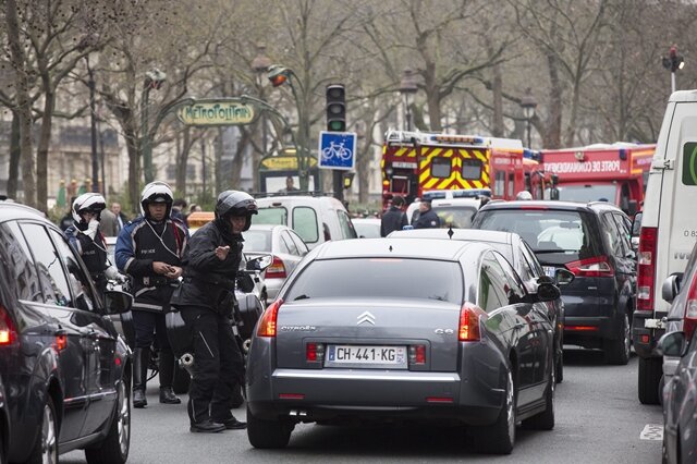 <p>
	Für den Großraum Paris wurden sofort die höchste Sicherheitsstufe und eine Großfahndung angeordnet.</p>
