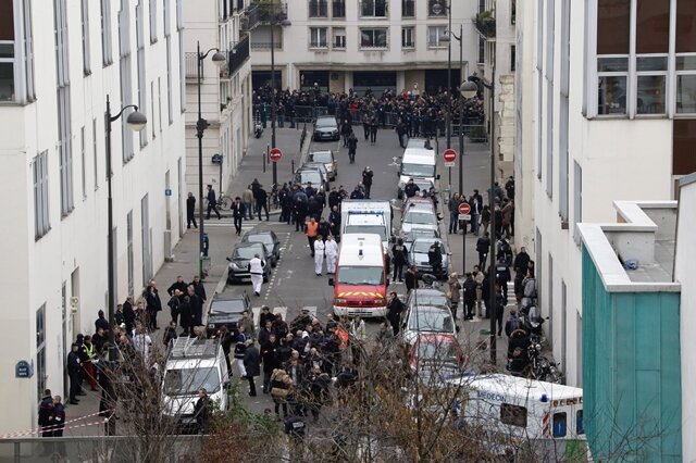 <p>
	Im Internet kursieren offenbar von einem Dach aufgenommene Videos von der Straße vor der «Charlie-Hebdo»-Redaktion im Osten der französischen Hauptstadt. Darauf sind zwei schwarz vermummte Männer zu erkennen, die scheinbar unaufgeregt agieren. Ein Täter geht mit einem Schnellfeuergewehr auf einen bereits auf dem Bürgersteig liegenden Polizisten zu und feuert auf ihn.</p>
