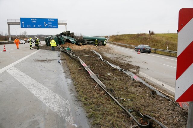 <p>
	Laut Informationen der Polizei war der Laster aus Richtung Dresden kommend in der Überfahrt von der A4 zur A72 Richtung Hof aufgrund eines Reifenplatzers in die Leitplanke gekracht...</p>
