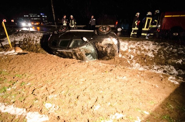 <p>
	Der Dacia-Fahrer kam aus bislang unbekannter Ursache von der Fahrbahn ab, überschlug sich und landete auf einem Feld.</p>

