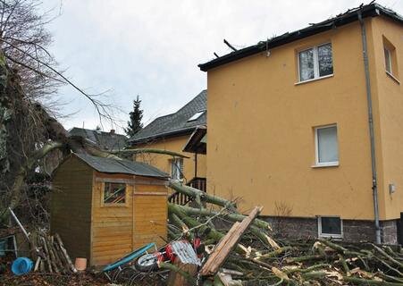 <p>
	Die Bewohner eines Hauses in Lichtenwalde (Mittelsachsen) sind in der Nacht zum Freitag offensichtlich nur knapp einer Katastrophe entgangen.</p>
