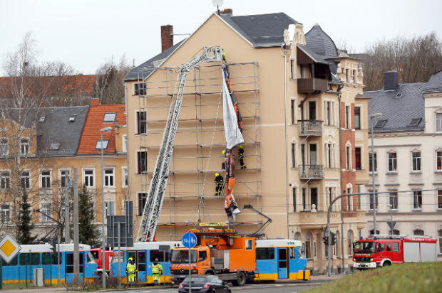 <p>
	In Chemnitz löste sich am Morgen ein Werbeplakat von der Fassade eines Hausgiebels an der Zwickauer Straße. Da Gefahr für den Straßenbahnverkehr bestand, rückte die Berufsfeuerwehr für Sicherungsarbeiten aus.</p>
