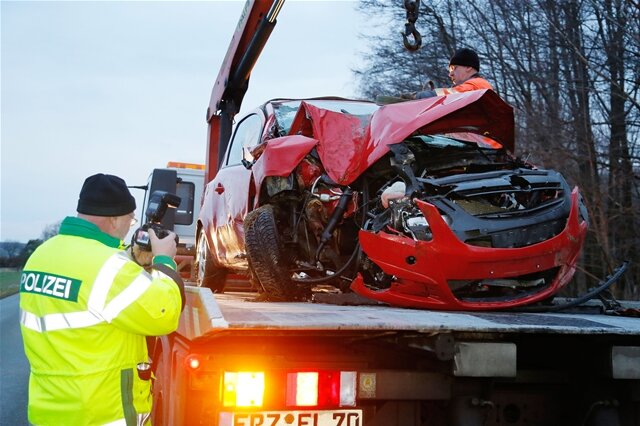 <p>
	Der Fahrer und seine 52-jährige Beifahrerin erlitten schwere Verletzungen. Der Schaden am Pkw beträgt 5000 Euro.</p>
