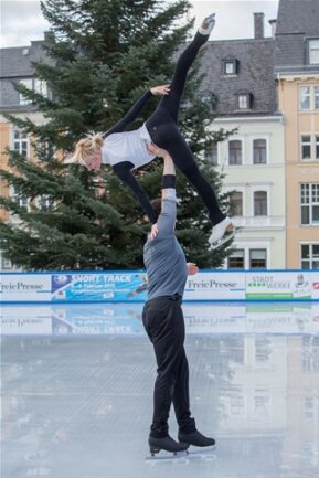 <p>
	Gemeinsam mit ihrem Partner Bruno Massot gab die derzeit erfolgreichste deutsche Eiskunsläuferin eine Kostprobe ihres Könnens.</p>
