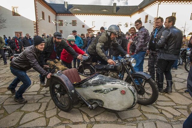 <p>
	Das Programm startete am Freitag mit einer Winterzielfahrt der Motorradfahrer, die der MC Görlitz durchführt.</p>
