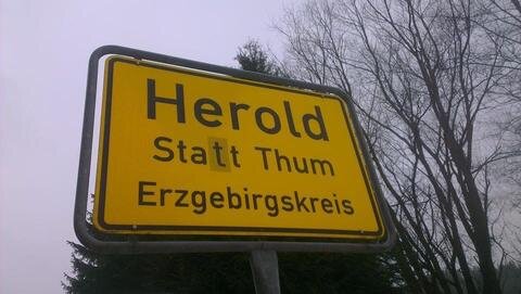<p>
	Ortsschild in Herold</p>
