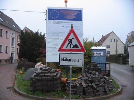 <p>
	Das Foto entstand in Mülsen St. Micheln am Platz des Friedens als dort der Abwasserkanal gebaut wurde. Die Gemeinde wollte wahrscheinlich an diesem Tag dort mähen, was schlecht möglich war. Aber das Schild wurde trotzdem aufgestellt.</p>
