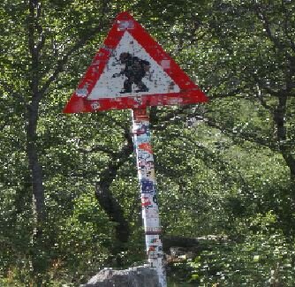 <p>
	Schild warnt vor Trollen, aufgenommen Norwegen/Andalsnes</p>
