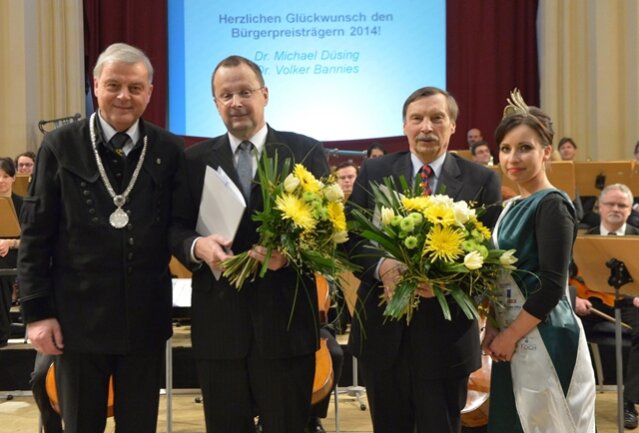 <p>
	Beim Neujahrsempfang der Stadt am Sonntag nahm Oberbürgermeister Bernd-Erwin Schramm (parteilos) die entsprechende Ernennungsurkunde von Sachsen Innenminister Markus Ulbig &nbsp;(CDU) in Empfang.</p>
