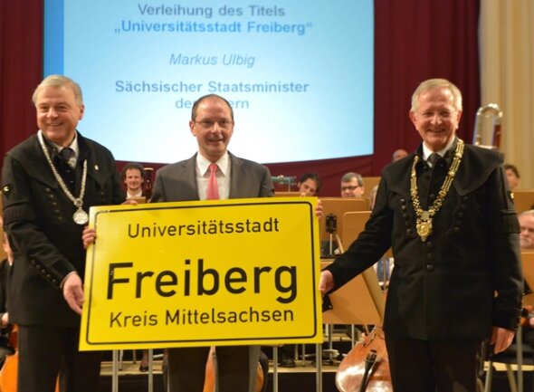 <p>
	Als erste Stadt Sachsens trägt Freiberg nun den Titel &quot;Universitätsstadt&quot;.</p>
