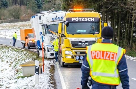 <p>
	Ein von der Fahrbahn gerutschter Laster hat am Montag den Verkehr auf der Bundesstraße 101 zwischen Mittelsaida (Mittelsachsen) und Forchheim (Erzgebirgskreis) behindert.&nbsp;</p>

