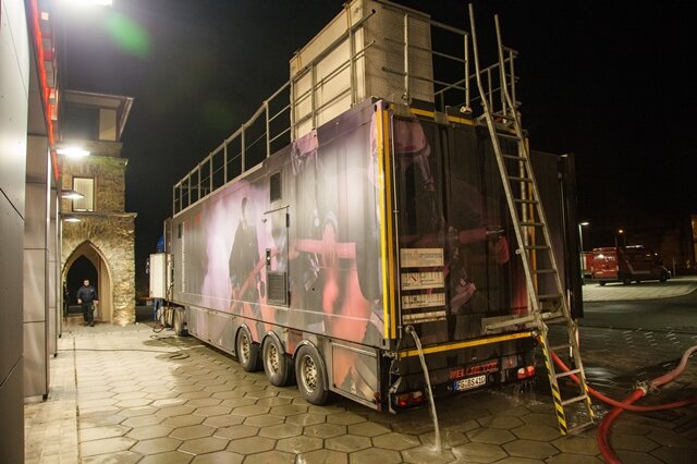 <p>
	Ein Laster zur Brandsimulation ist am Donnerstagabend in Schwarzenberg vorgefahren.</p>
