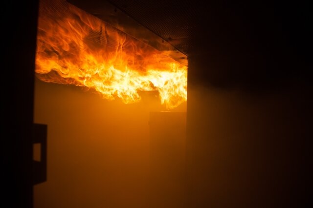 <p>
	Frank Oertel von der Firma Blau &amp; Seifert: „Im LKW sind Wohnzimmer und Flur eingerichtet. Mit Rauch und Flammen simulieren wir Szenarien bis hin zum gefürchteten Flashover“.</p>

