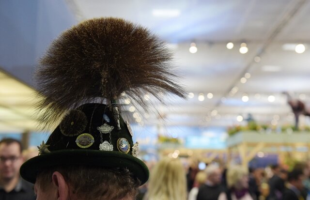 <p>
	Mit traditioneller Kopfbedeckung erscheint in der Halle Bayern ein Besucher.</p>
