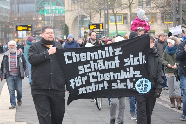 <p>
	Ralf Hron, Regionalgeschäftsführer Südwestsachsen beim DGB in Chemnitz, teilte mit, man sei im Gespräch mit der Chemnitzer Wirtschaft, um zum Auftakt der angekündigten Cegida-Proteste &quot;ein kräftiges Zeichen zu setzen, dass die hier nicht willkommen sind.&quot;</p>
