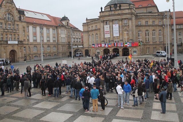 <p>
	Gegen 15 Uhr fanden sich indes 500 Anhänger der Initiative &quot;Chemnitz wehrt sich&quot; auf dem Theaterplatz zusammen, um gegen eine aus ihrer Sicht verfehlte Asylpolitik zu protestieren.</p>
