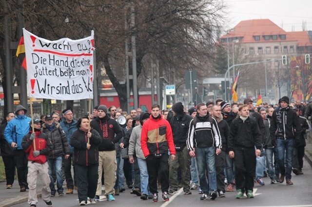 <p>
	Nach einer Kundgebung liefen die Teilnehmer über die Carolastraße, Bahnhofstraße, Brückenstraße zur Straße der Nationen.</p>
<p>
	&nbsp;</p>
