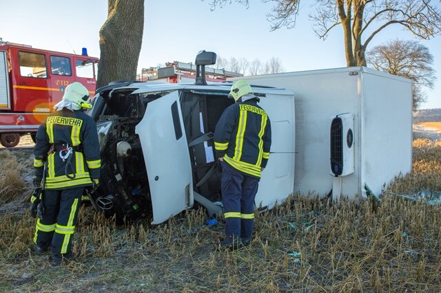 <p>
	Großes Glück hat der Fahrer eines Lastwagens gehabt, der am Sonntagvormittag auf der B101 zwischen Scheibenberg und Schlettau in einen Unfall verwickelt wurde.</p>

