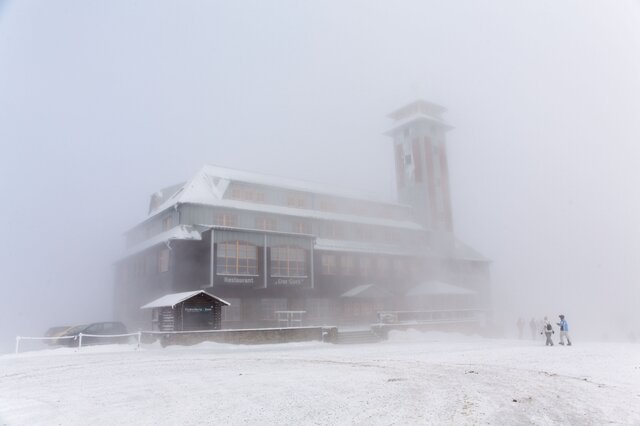 <p>
	Nebel verschleiert das Fichtelberghaus, es herrschen Minusgrade.</p>

