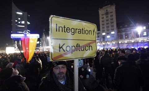 <p>
	Dem islamkritischen Legida-Bündnis ist es am Mittwochabend zunächst nicht gelungen, die erhofften Zehntausenden Teilnehmer für eine Demonstration in Leipzig zu mobilisieren.&nbsp;</p>

