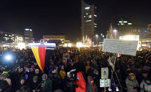 <p>
	Zur Auftaktkundgebung auf dem zentralen Augustusplatz hatten sich nach Angaben von dpa-Reportern knapp 10 000 Menschen dort versammelt.</p>
