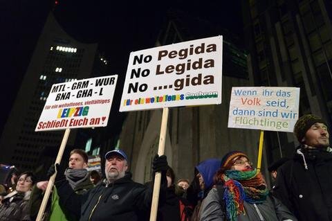 <p>
	... zeigten sich zwischen Pegida und Legida&nbsp; am am Abend Differenzen: Pegida-Sprecherin Oertel kündigte an, eine Unterlassungsklage zu prüfen, da sich die Legida-Organisatoren bislang geweigert hätten, den Forderungskatalog von Pegida zu übernehmen.&nbsp;</p>

