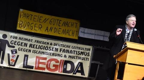<p>
	Das Legida-Bündnis hatte am Abend noch eine Niederlage vor Gericht einstecken müssen. Das sächsische Oberverwaltungsgericht wies eine Beschwerde gegen Auflagen der Stadt Leipzig zurück.<br />
	&nbsp;</p>
