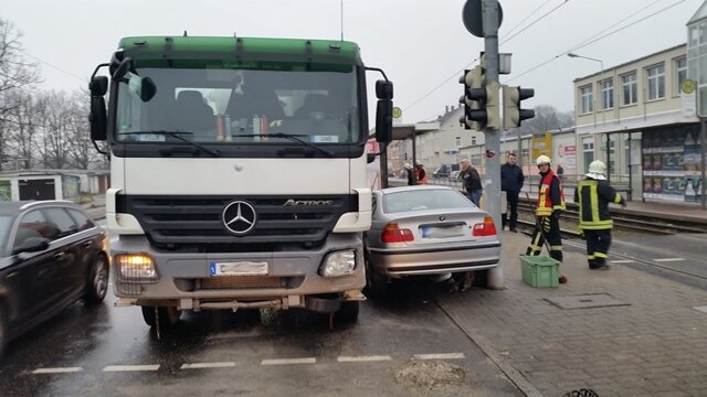 <p>
	Ein Lkw-Fahrer hat am Donnerstagvormittag beim Spurwechsel auf der B93 in Zwickau die Vorfahrt eines BMW missachtet und ist mit ihm zusammengestoßen.</p>
