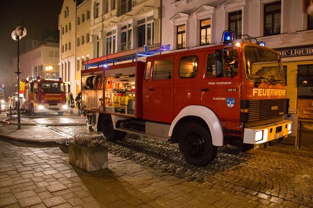 <p>
	Bisher unbekannte Täter haben am späten Donnerstagabend in einem Mehrfamilienhaus in der Leipziger Straße in Glauchau einen Holzstapel in Brand gesetzt.</p>
