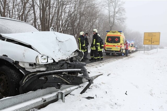 <p>
	Bei einem Verkehrsunfall auf der B171 zwischen Frauenstein und Hartmannsdorf-Reichenau sind am Freitagnachmittag drei Frauen und ein Mann schwer verletzt worden.&nbsp;</p>
