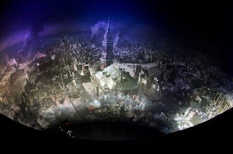 <p>
	Das Rundumbild zeigt die Zerstörung in der Innenstadt nach der Bombardierung vor 70 Jahren.</p>

