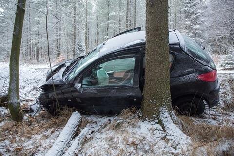 <p>
	Auf schneeglatter Straße kam ihr Auto in Höhe der Jugendherberge von der Fahrbahn ab und prallte gegen einen Baum.</p>

