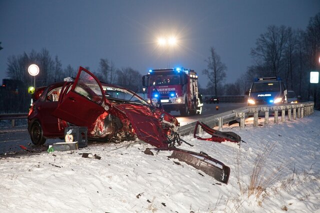 <p>
	Bei einem Verkehrsunfall auf der S293 nahe Lichtentanne sind am Montagmorgen zwei Personen schwer verletzt worden.&nbsp;</p>
