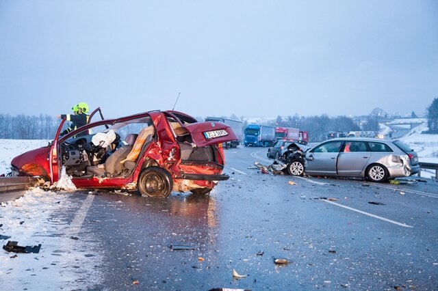 <p>
	Der 24-jährige Unfallverursacher und ein 59-jähriger Audi-Fahrer wurden mit schweren Verletzungen in ein Krankenhaus gebracht.&nbsp;</p>
